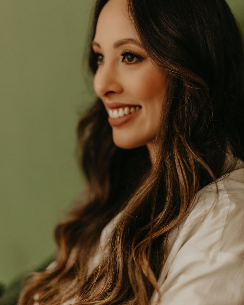 Retrato de Flávia Zilli sorrindo, de perfil